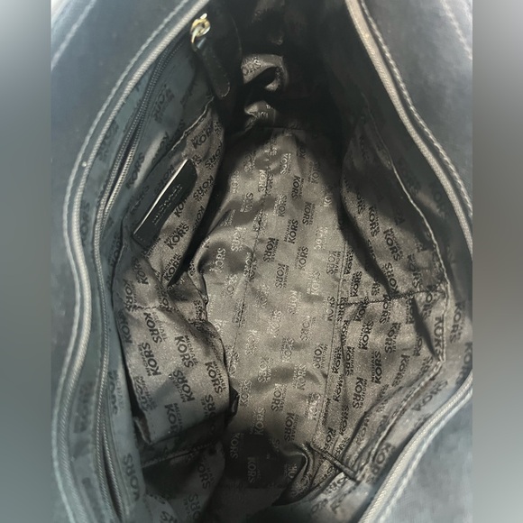 MICHAEL KORS Medium CHAIN LOGO
SHOULDER BAG - Picture 4 of 15